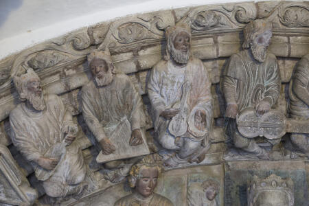 Ancianos músicos. Sus instrumentos están reproducidos en piedra con todo detalle y realismo.