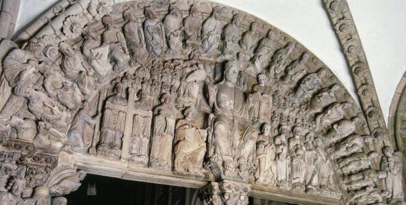 El tímpano central lo preside Santiago en Majestad entronizado. En la arquivolta que rodea el tímpano están los veinticuatro ancianos músicos que menciona el Apocalipsis con sus instrumentos musicales.
