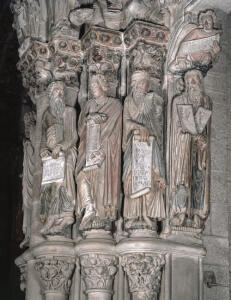 Las estatuas columnas del lado norte representan a Jeremías, Daniel, Isaías y Moisés. Por encima, capiteles con motivos vegetales y animales fabulosos como sirenas pájaro.