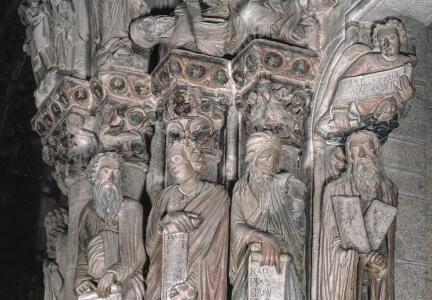 Los capiteles sobre estas figuras, con vegetación frondosa y seres del bestiario medieval.
