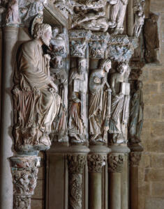Vista de las estatuas columna del lado sur, apóstoles, desde el punto de vista que tendrían los profetas de las estatuas columnas del lado norte. En primer plano, el Santiago del parteluz.