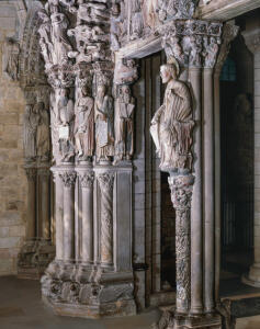 El parteluz con Santiago sedente, las estatuas columnas con profetas y, al fondo, el arco norte del Pórtico de la Gloria.