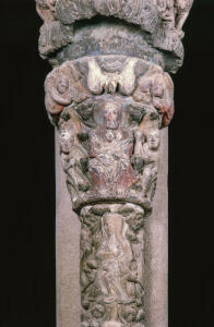 Detalle del parteluz con el remate del fuste del Árbol de Jesé y el capitel de la Santísima Trinidad.