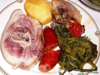Cocido gallego con su lacón, cacheira, grelos, patata y los chorizos, casero y cebollero....Por Juan Mejuto