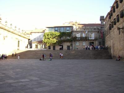 La Plaza de la Quintana está situada detrás de la Catedral y dividida en dos planos por esta inmensa escalera. La zona de abajo fue llamada Quintana dos.  Por José Antonio Gil Martínez y la de arriba Quintana dos Vivos.