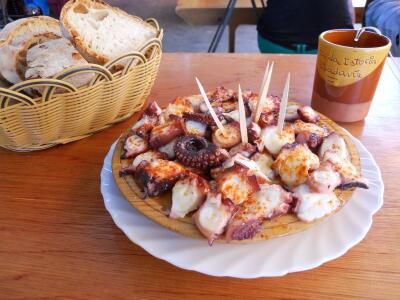 Dos raciones de pulpo con pan de Cea. Por José Antonio Gil Martínez