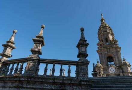 La crestería barroca y la Torre del Reloj vistas desde las cubiertas